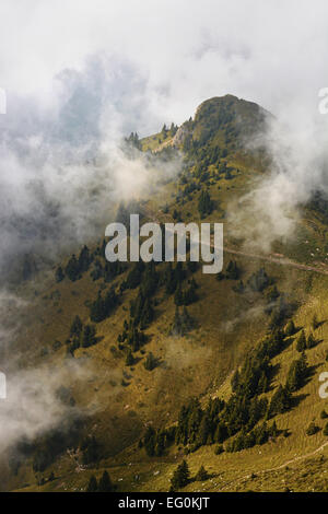 La Svizzera, alpi svizzere, Rochers-de-Naye, la vista della montagna nella nebbia Foto Stock