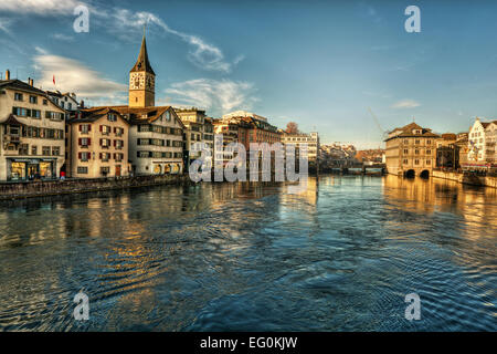 Svizzera, Zurigo, la vista del fiume e della città vecchia Foto Stock