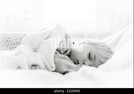 Bambino addormentato nel letto Foto Stock