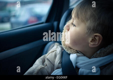 Close-up del giovane ragazzo nel sedile auto Foto Stock