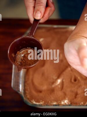 La preparazione di dessert italiano tiramisù Foto Stock