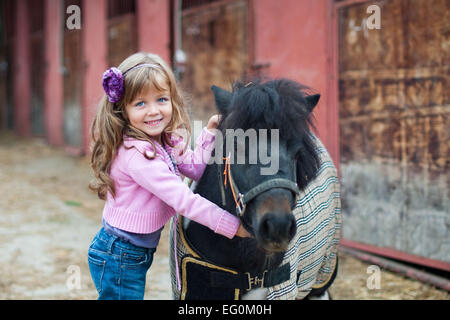 Ritratto di ragazza in piedi con il suo pony Foto Stock