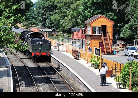Locomotiva a vapore Classe 7800 4-6-0 Erlestoke Manor numero 7812 presso la stazione ferroviaria, Arley, Worcestershire, Inghilterra, Regno Unito. Foto Stock