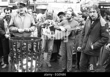 Lavoratori siderurgici dimostrare con una veglia silenziosa a Hagen per la conservazione dei loro posti di lavoro nel settore siderurgico. Foto: 10 marzo 1988. Foto Stock