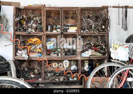 Le sostituzioni di storage armadio per la riparazione di biciclette. Foto Stock