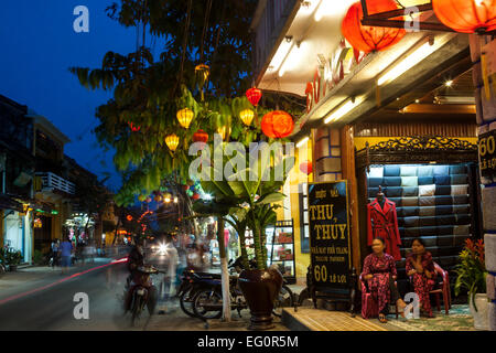 Scena di strada di notte, Hoi An, Sito Patrimonio Mondiale dell'UNESCO, Quang Nam, Vietnam, Indocina, Asia sud-orientale, Asia Foto Stock