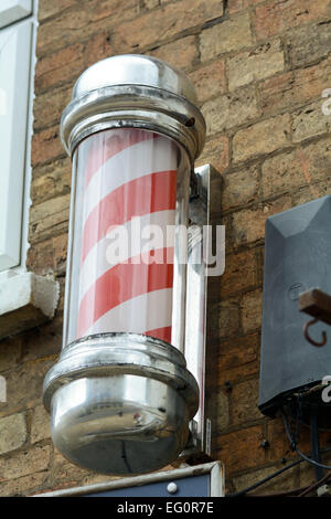 Barbiere pole al di fuori del barbiere Foto Stock