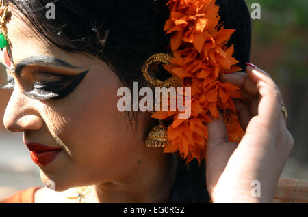 Dacca in Bangladesh. Xiii Febbraio, 2015. Una donna del Bangladesh partecipa alla celebrazione del Pahela Falgun (Festa della Primavera) a Dhaka, nel Bangladesh, Feb 13, 2015. Popolo del Bangladesh ha celebrato l'arrivo della primavera il venerdì. © Shariful Islam/Xinhua/Alamy Live News Foto Stock