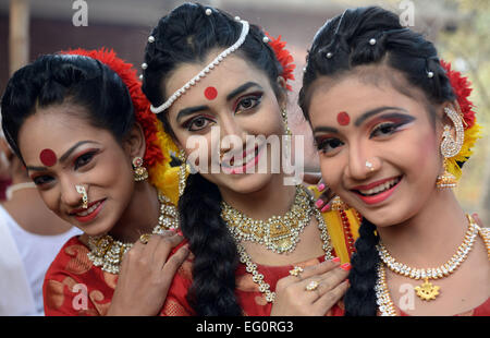 Dacca in Bangladesh. Xiii Febbraio, 2015. Artisti del Bangladesh comportano per le foto durante la celebrazione del Pahela Falgun (Festa della Primavera) a Dhaka, nel Bangladesh, Feb 13, 2015. Popolo del Bangladesh ha celebrato l'arrivo della primavera il venerdì. © Shariful Islam/Xinhua/Alamy Live News Foto Stock