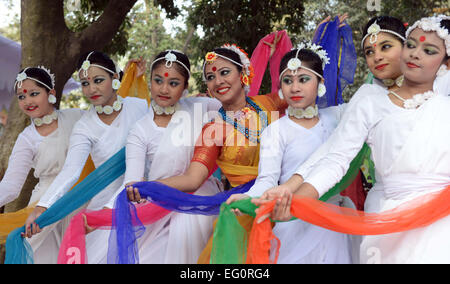 Dacca in Bangladesh. Xiii Febbraio, 2015. Artisti del Bangladesh eseguire la danza per celebrare il Pahela Falgun (Festa della Primavera) a Dhaka, nel Bangladesh, Feb 13, 2015. Popolo del Bangladesh ha celebrato l'arrivo della primavera il venerdì. © Shariful Islam/Xinhua/Alamy Live News Foto Stock