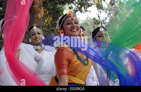 Dacca in Bangladesh. Xiii Febbraio, 2015. Artisti del Bangladesh eseguire la danza per celebrare il Pahela Falgun (Festa della Primavera) a Dhaka, nel Bangladesh, Feb 13, 2015. Popolo del Bangladesh ha celebrato l'arrivo della primavera il venerdì. © Shariful Islam/Xinhua/Alamy Live News Foto Stock