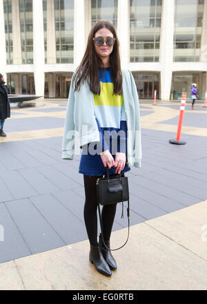 Bloger Siena Òcallaghan arrivando al BCBG pista show di New York City - Feb 12, 2015 - Foto: Pista Manhattan/Charles Eshelman/picture alliance Foto Stock