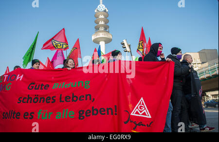 Hannover, Germania. Xiii Febbraio, 2015. Gli apprendisti con le bandiere e gli striscioni a una dimostrazione da parte della IG Metall Unione ad Hannover, Germania, 13 febbraio 2015. Lo stesso giorno il terzo round di negoziati per il 75'000 dipendenti dell'industria del metallo in Bassa Sassonia si svolge. IG Metall chiede un aumento salariale dell'5,5%, tra le altre cose. Foto: OLE SPATA/dpa/Alamy Live News Foto Stock