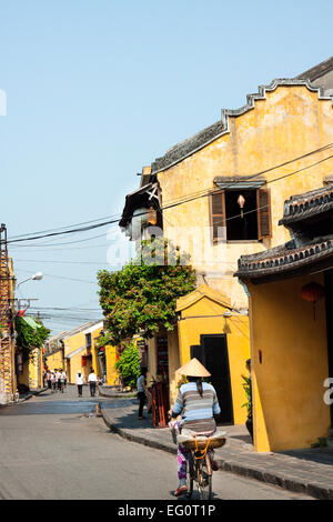 Scena di strada al vecchio quartiere di antica città di Hoi An, Vietnam. Foto Stock