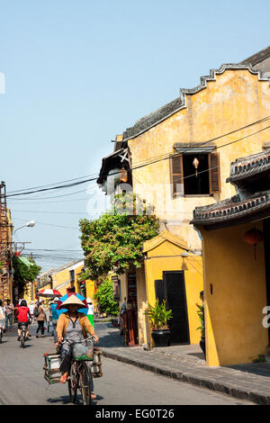 Scena di strada al vecchio quartiere di antica città di Hoi An, Vietnam. Foto Stock