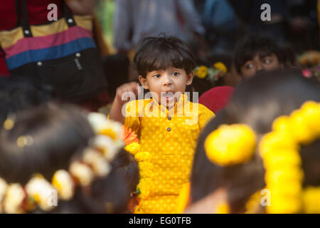 Dacca in Bangladesh. Il 13 febbraio, 2015. Popolo del Bangladesh hanno partecipato al 'Basanta Utsab' o Festival di Primavera di Dhaka. Centinaia di persone riunite nella cultura della cerimonia di benvenuto il primo giorno di 'Basanta", che è noto come il simbolo della vita e inizia con il primo giorno del mese in bengali del credito Phalgun: zakir hossain chowdhury zakir/Alamy Live News Foto Stock