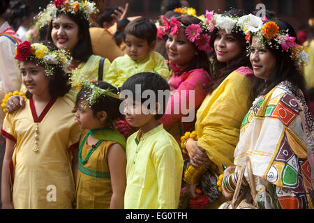 Dacca in Bangladesh. Il 13 febbraio, 2015. Popolo del Bangladesh hanno partecipato al 'Basanta Utsab' o Festival di Primavera di Dhaka. Centinaia di persone riunite nella cultura della cerimonia di benvenuto il primo giorno di 'Basanta", che è noto come il simbolo della vita e inizia con il primo giorno del mese in bengali del credito Phalgun: zakir hossain chowdhury zakir/Alamy Live News Foto Stock