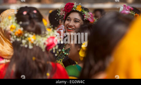 Dacca in Bangladesh. Il 13 febbraio, 2015. Popolo del Bangladesh hanno partecipato al 'Basanta Utsab' o Festival di Primavera di Dhaka. Centinaia di persone riunite nella cultura della cerimonia di benvenuto il primo giorno di 'Basanta", che è noto come il simbolo della vita e inizia con il primo giorno del mese in bengali del credito Phalgun: zakir hossain chowdhury zakir/Alamy Live News Foto Stock