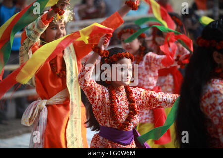 Dacca in Bangladesh. Il 13 febbraio, 2015. I bambini del Bangladesh eseguire una danza tradizionale durante il 'Basanta Utsab' o Festival di Primavera di Dhaka. Centinaia di persone riunite nella cultura della cerimonia di benvenuto il primo giorno di 'Basanta", che è noto come il simbolo della vita e inizia con il primo giorno del mese in bengali del credito Phalgun: zakir hossain chowdhury zakir/Alamy Live News Foto Stock