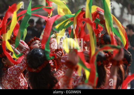 Dacca in Bangladesh. Il 13 febbraio, 2015. I bambini del Bangladesh eseguire una danza tradizionale durante il 'Basanta Utsab' o Festival di Primavera di Dhaka. Centinaia di persone riunite nella cultura della cerimonia di benvenuto il primo giorno di 'Basanta", che è noto come il simbolo della vita e inizia con il primo giorno del mese in bengali del credito Phalgun: zakir hossain chowdhury zakir/Alamy Live News Foto Stock