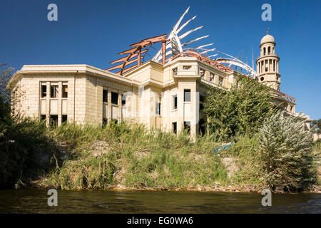 La moschea incompiuta con quadro di acciaio del tetto cupola in vista, sulle rive del fiume Nilo al Cairo Foto Stock