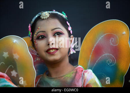 Dacca in Bangladesh. Il 13 febbraio, 2015. Bambini eseguire una danza tradizionale indossando abiti a farfalla durante la 'Basanta Utsab' o Festival di Primavera di Dhaka. Centinaia di persone riunite nella cultura della cerimonia di benvenuto il primo giorno di 'Basanta", che è noto come il simbolo della vita e inizia con il primo giorno del mese in bengali del credito Phalgun: zakir hossain chowdhury zakir/Alamy Live News Foto Stock