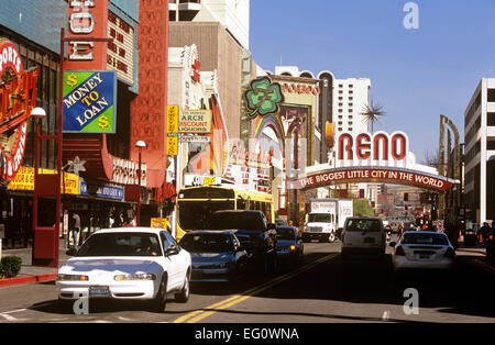 La città di Arco Antico segno vanta ancora di Reno come "la più grande piccola città del mondo", Nevada, STATI UNITI D'AMERICA Foto Stock