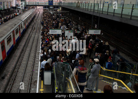 Regno Unito, Londra : pendolari sono fotografati presso la stazione della metropolitana di Earls Court al mattino come membri della rete metropolitana di Londra sciopero di 48 ore su ticket booth chiusure in centro a Londra il 29 aprile 2014. ANDREW CARMAGNOLA Foto Stock