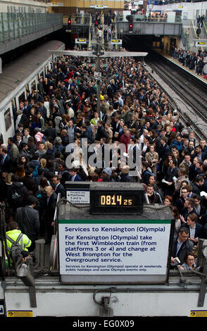 Regno Unito, Londra : pendolari sono fotografati presso la stazione della metropolitana di Earls Court al mattino come membri della rete metropolitana di Londra sciopero di 48 ore su ticket booth chiusure in centro a Londra il 29 aprile 2014. ANDREW CARMAGNOLA Foto Stock