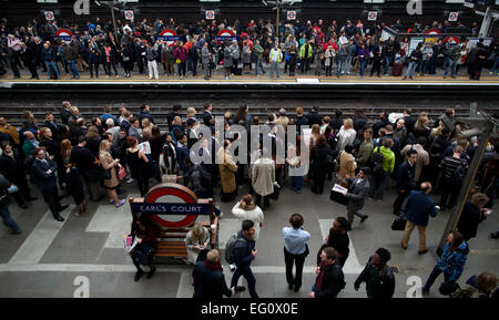 Regno Unito, Londra : pendolari sono fotografati presso la stazione della metropolitana di Earls Court al mattino come membri della rete metropolitana di Londra sciopero di 48 ore su ticket booth chiusure in centro a Londra il 29 aprile 2014. ANDREW CARMAGNOLA Foto Stock