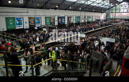 Regno Unito, Londra : pendolari sono fotografati presso la stazione della metropolitana di Earls Court al mattino come membri della rete metropolitana di Londra sciopero di 48 ore su ticket booth chiusure in centro a Londra il 29 aprile 2014. ANDREW CARMAGNOLA Foto Stock