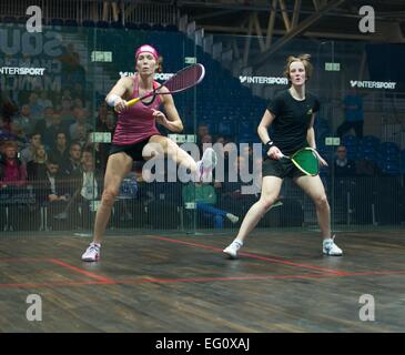 Sportcity, Manchester, Regno Unito. Il 13 febbraio, 2015. Victoria Lust (Bedfordshire)) in nero, il mondo si è classificato 31 battiti Madeline Perry (Irlanda) in rosa, mondo classificato 14 da 4-11,11-8, 11-7, 11-9. British National Squash Championships Quarti di Finale Manchester, UK. Credito: Giovanni friggitrice/Alamy Live News Foto Stock