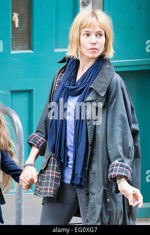 Le riprese si svolge sul set del prossimo film 'Adam Jones' dotata di: Sienna Miller dove: Londra, Regno Unito quando: 11 Ago 2014 Foto Stock