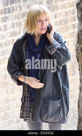 Le riprese si svolge sul set del prossimo film 'Adam Jones' dotata di: Sienna Miller dove: Londra, Regno Unito quando: 11 Ago 2014 Foto Stock