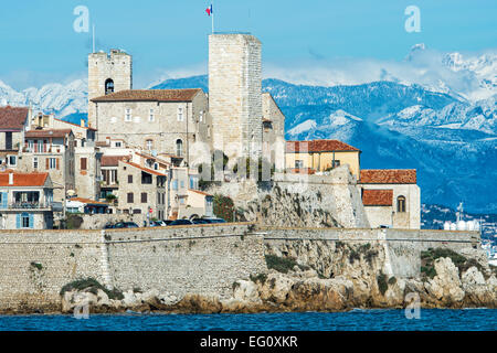 Vista su Antibes città vecchia e coperti di neve Alpes, dipartimento delle Alpi Marittime, Cote d'Azur, in Francia Foto Stock