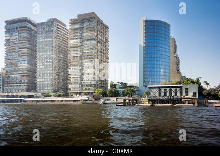 Blocchi a torre sulle rive del fiume Nilo nella città del Cairo, Egitto Foto Stock