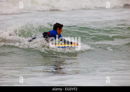 SAN FERNANDO, CADIZ, Spagna - 19 febbraio: Unidentified bodyboader prendendo le onde al secondo campionato di surf e bodyboard Impoxibo Foto Stock
