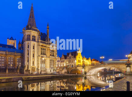 Il pittoresco edificio medievale e Post palace sulla banchina Graslei nel fiume Leie a Gand città notte, Belgio Foto Stock
