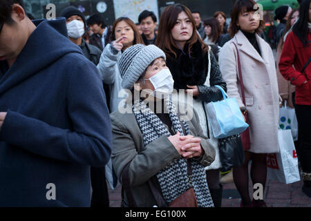 Folle a Sibuya incrocio nella parte anteriore della stazione di Shibuya. La traversata è rinomato per essere uno dei più affollata del mondo. Conosciuta come la codifica da persone provenienti da tutte le direzioni in una sola volta quando il cambiamento delle luci. Tokyo, Giappone. Foto Stock