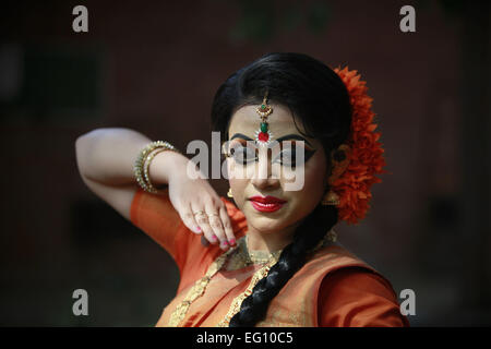 Dacca in Bangladesh. Xiii Febbraio, 2015. Artista del Bangladesh comportano per le foto durante la celebrazione del Pahela Falgun (Festa della Primavera) a Dhaka, nel Bangladesh, Feb 13, 2015. © Suvra Kanti Das/ZUMA filo/ZUMAPRESS.com/Alamy Live News Foto Stock