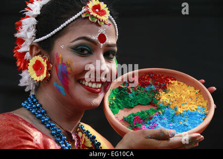 Dacca in Bangladesh. Xiii Febbraio, 2015. Artista del Bangladesh comportano per le foto durante la celebrazione del Pahela Falgun (Festa della Primavera) a Dhaka, nel Bangladesh, Feb 13, 2015. © Suvra Kanti Das/ZUMA filo/ZUMAPRESS.com/Alamy Live News Foto Stock