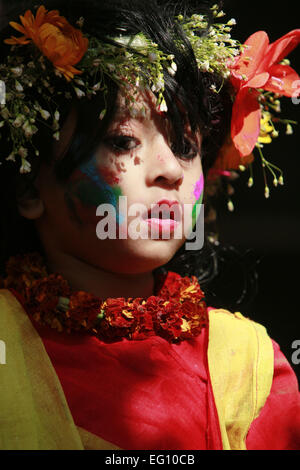 Dacca in Bangladesh. Xiii Febbraio, 2015. Ragazza del Bangladesh comportano per le foto durante la celebrazione del Pahela Falgun (Festa della Primavera) a Dhaka, nel Bangladesh, Feb 13, 2015. © Suvra Kanti Das/ZUMA filo/ZUMAPRESS.com/Alamy Live News Foto Stock