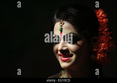 Dacca in Bangladesh. Xiii Febbraio, 2015. Artista del Bangladesh comportano per le foto durante la celebrazione del Pahela Falgun (Festa della Primavera) a Dhaka, nel Bangladesh, Feb 13, 2015. © Suvra Kanti Das/ZUMA filo/ZUMAPRESS.com/Alamy Live News Foto Stock