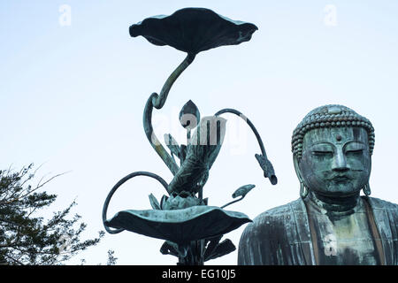 Il grande Buddha di Kamakura (Kamakura Daibutsu) è una statua in bronzo del Buddha Amida sorge sui terreni del tempio Kotokuin. 13.35 metri di altezza è il secondo più alto di bronzo statua del Buddha in Giappone. Foto Stock