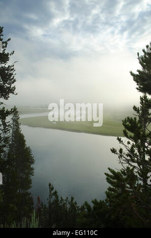 Una cornice per una vista del fiume Yellowstone, Hayden valley Foto Stock