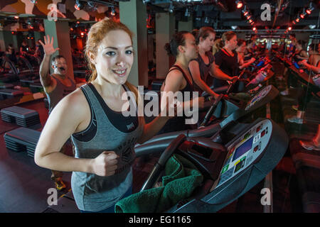 Macchina in esecuzione di Barry fitness Bootcamp London Euston Foto Stock