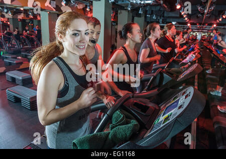 Macchina in esecuzione di Barry fitness Bootcamp London Euston Foto Stock