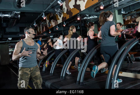 Macchina in esecuzione di Barry fitness Bootcamp London Euston Foto Stock