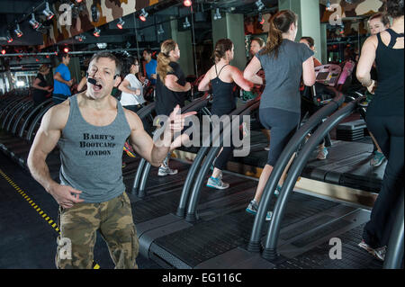 Macchina in esecuzione di Barry fitness Bootcamp London Euston Foto Stock