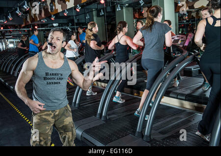 Macchina in esecuzione di Barry fitness Bootcamp London Euston Foto Stock